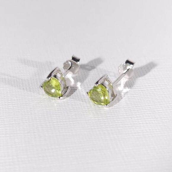 Peridot 5 mm Heart Post Earrings - Picture 1 of 4